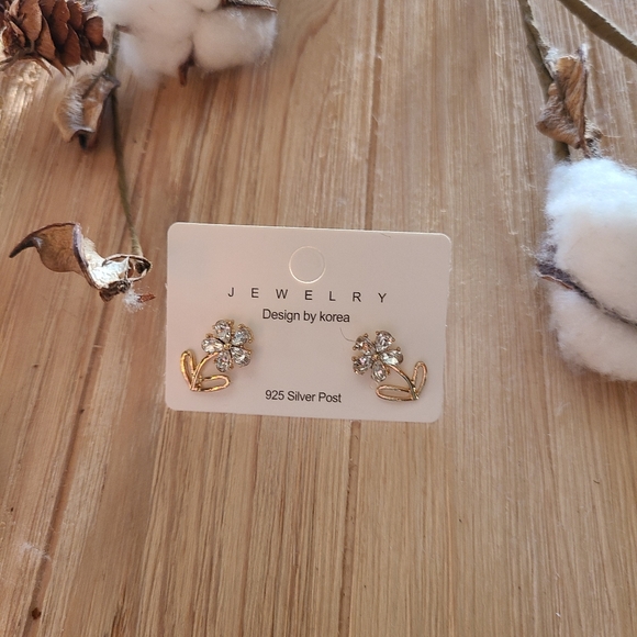🌼🌼NEW🌼🌼Beautiful Flower Earrings with 925 Silver Posts - Picture 7 of 13